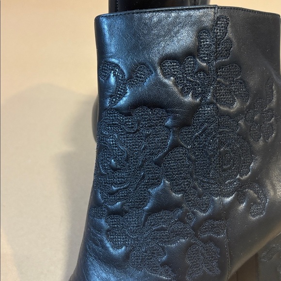 Michael by Michael Kors leather lace embossed womens booties black so detailed!! - Picture 8 of 8